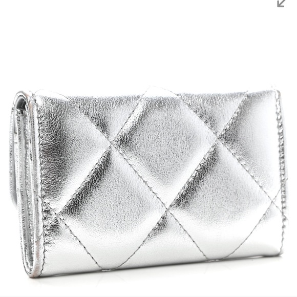 CHANEL
Metallic Goatskin Quilted Chanel Flap Card Holder Silver - Picture 2 of 6